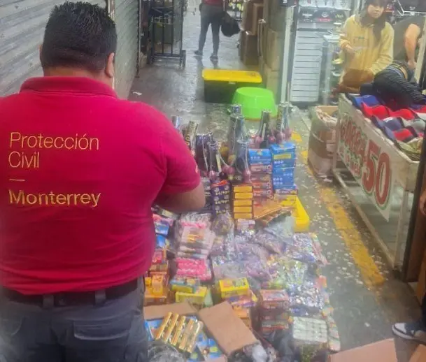 Elementos de Protección Civil de Monterrey decomisando pirotecnia. Foto: Policía de Monterrey.