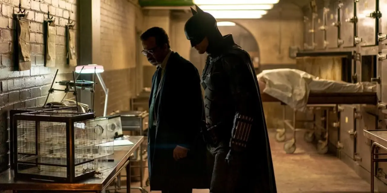 Robert Pattinson en una escena de Batman junto a Jeffrey Wright. Foto: Warner Bros. Pictures