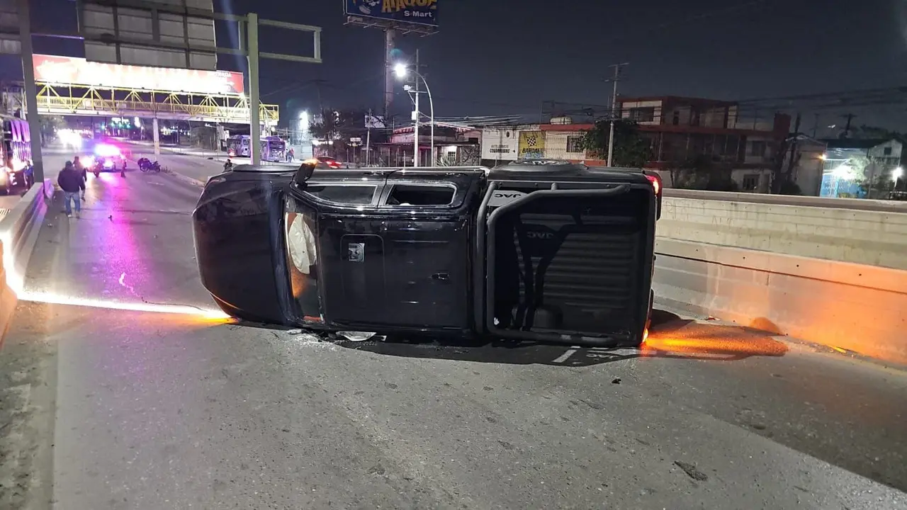 Tras la volcadura del vehículo, el responsable decidió huir, dejando el vehículo abandonado en el lugar. Foto: Protección Civil de Monterrey.