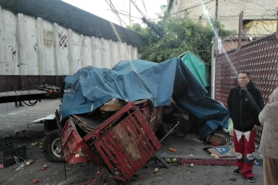 ¡Se queda sin frenos! Tráiler recolector de basura arrasa con autos y un portón de negocio