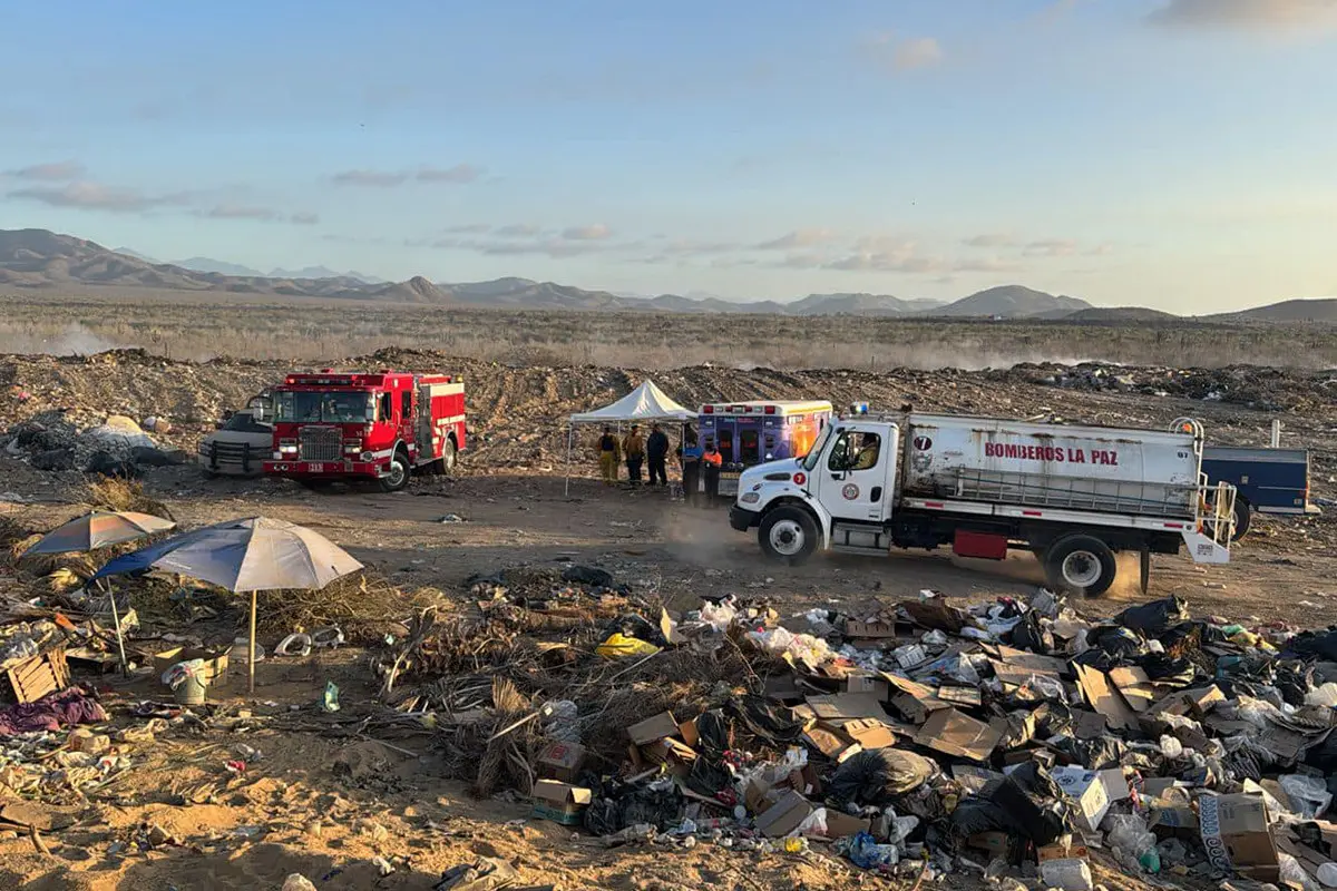 Bombreros de La Paz controlan el fuego en relleno sanitario de Todos Santos. Fotografías: Facebook de Ayuntamiento de La Paz.