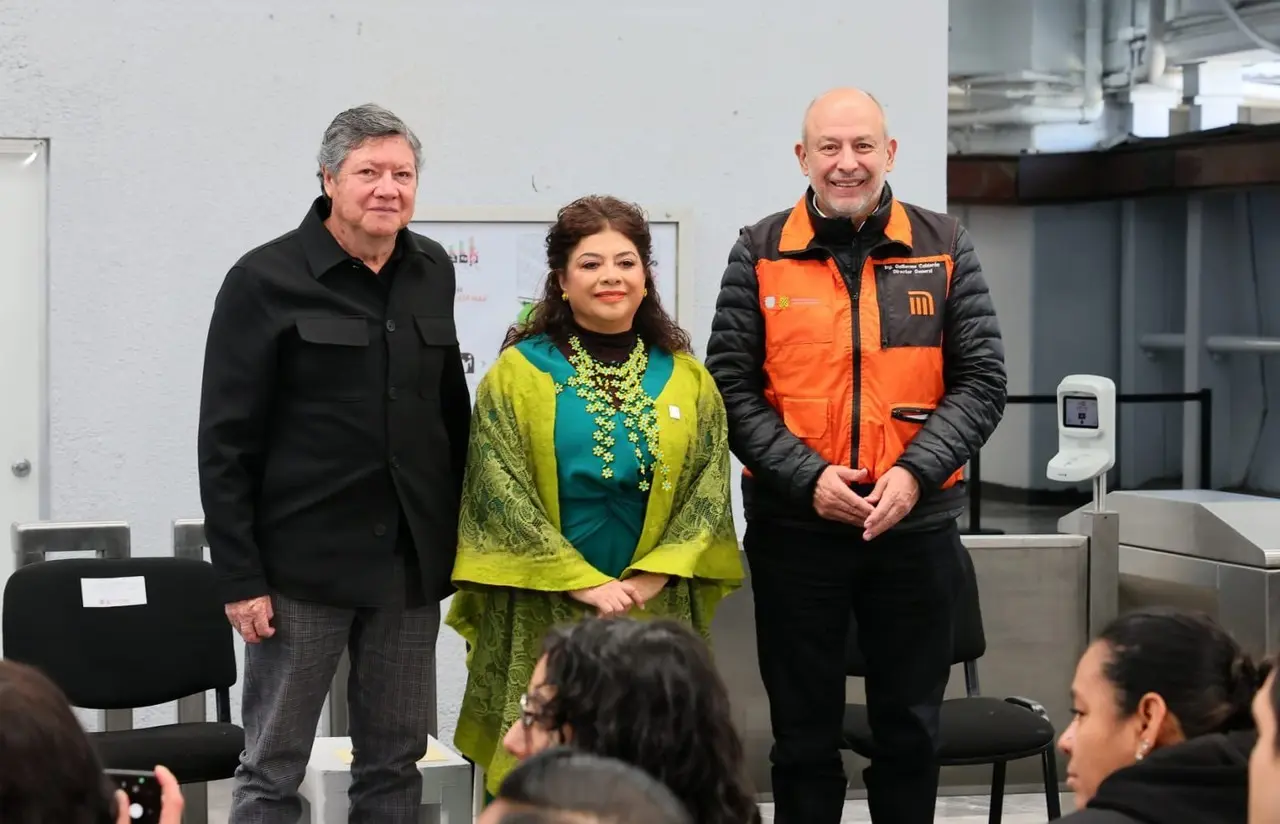 Inauguración de escaleras en metro Puebla Foto: @ClaraBrugadaM editada en canva