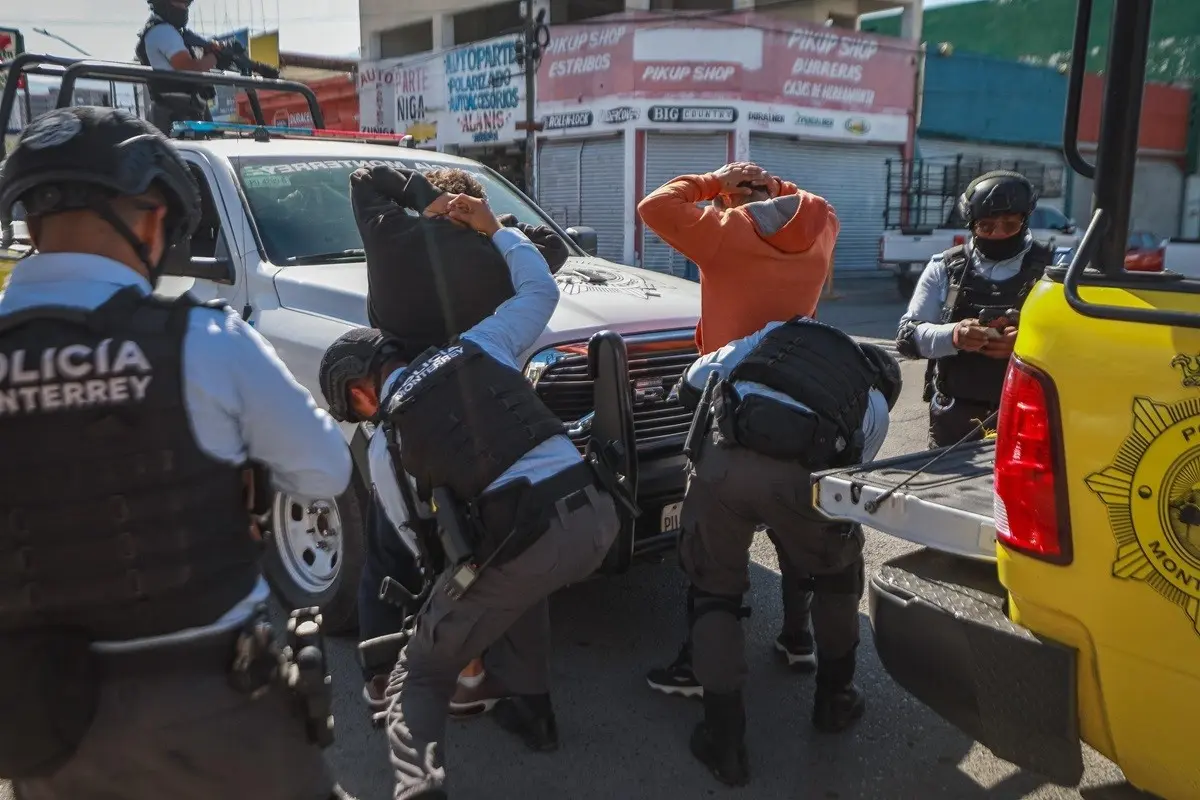 Clausuran negocios de autopartes en Pablo A de la Garza y detienen a 18