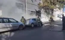 Incendio de vehículo en el Centro de Monterrey moviliza a cuerpos de emergencia