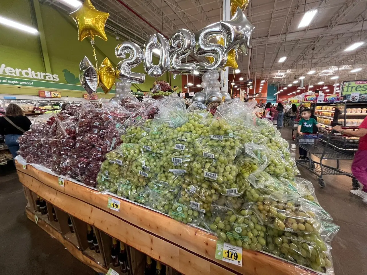 El precio de las uvas para Año Nuevo ha aumentado, con costos de hasta 200 pesos por kilo. Profeco reporta un precio promedio de 113.70 pesos por uva verde. Foto: Vianca Treviño.