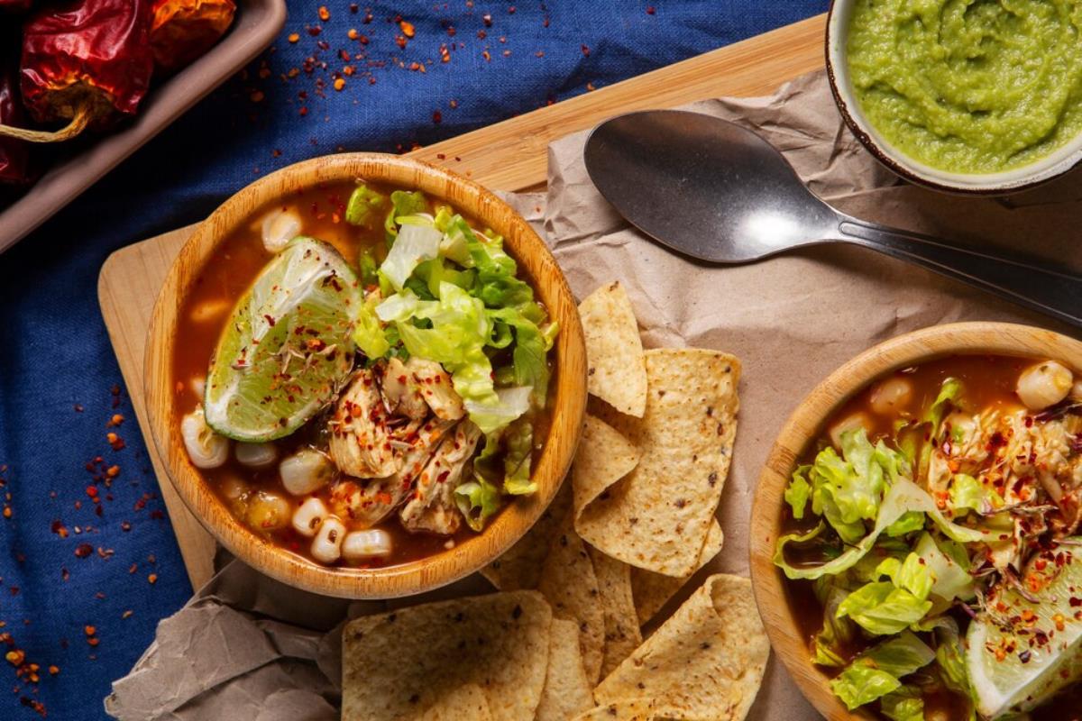 Pozole para cena de Año Nuevo en el Torito. Foto: Freepik, redimensionada en Canva.