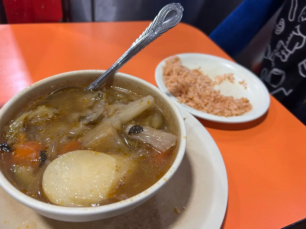 En Monterrey, los regios combaten la resaca con remedios como menudo picante, caldo de mariscos, huevos rancheros y micheladas para aliviar los malestares. Foto: Rosy Sandoval.