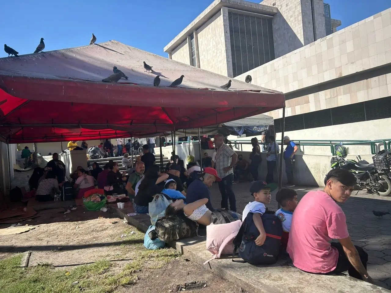 Familias esperan Año Nuevo afuera de hospitales con fe y unidad. Foto: Rosy Sandoval.