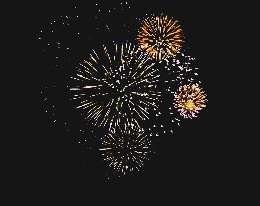 El uso de fuegos artificiales es una tradición común en las celebraciones de Año Nuevo, pero también representa un alto riesgo de accidentes. Foto: Canva.