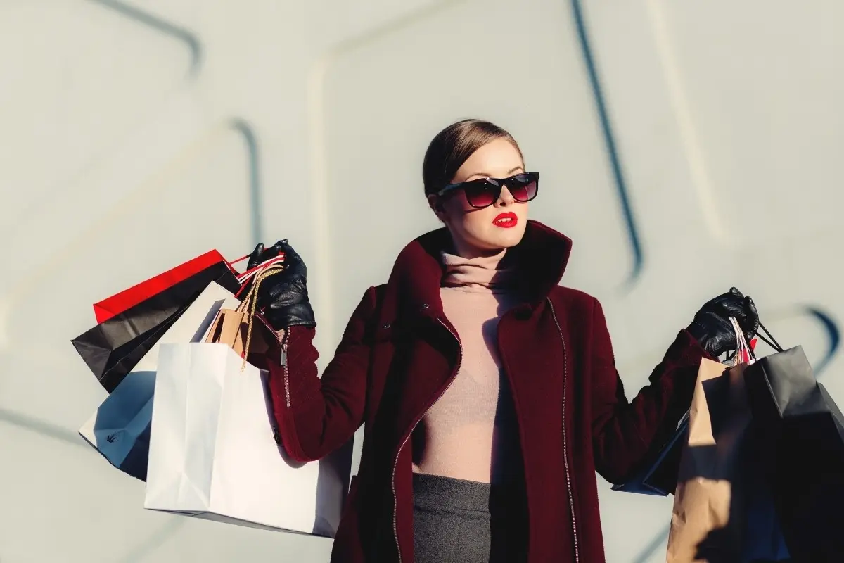 Mujer con bolsas. Foto: Canva