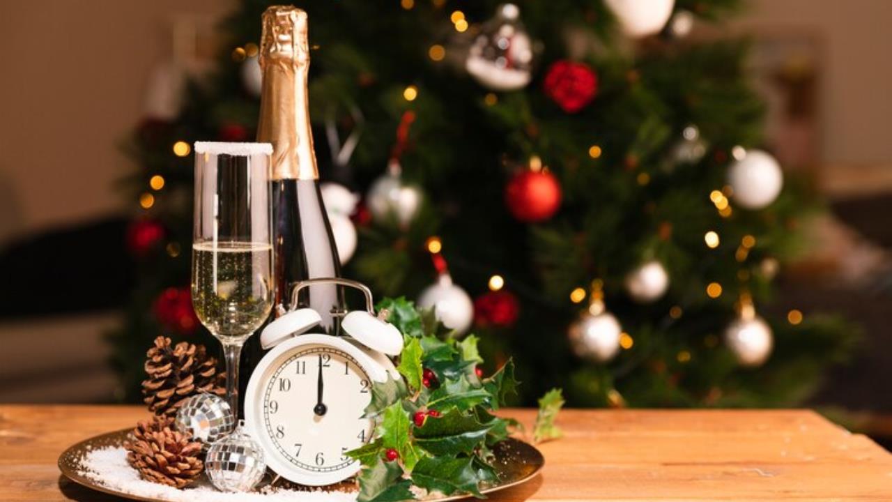 Cena de año nuevo. Créditos: Freepik.