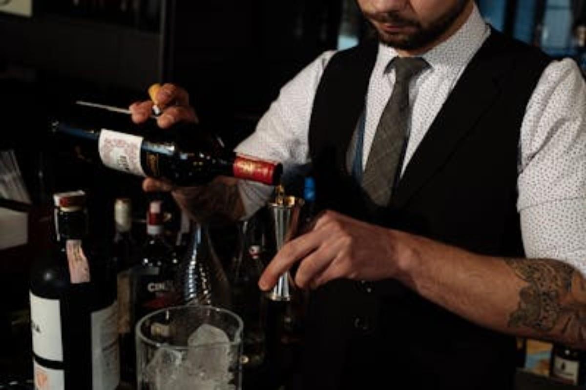 Sommelier sirviendo vino Foto: Pexels