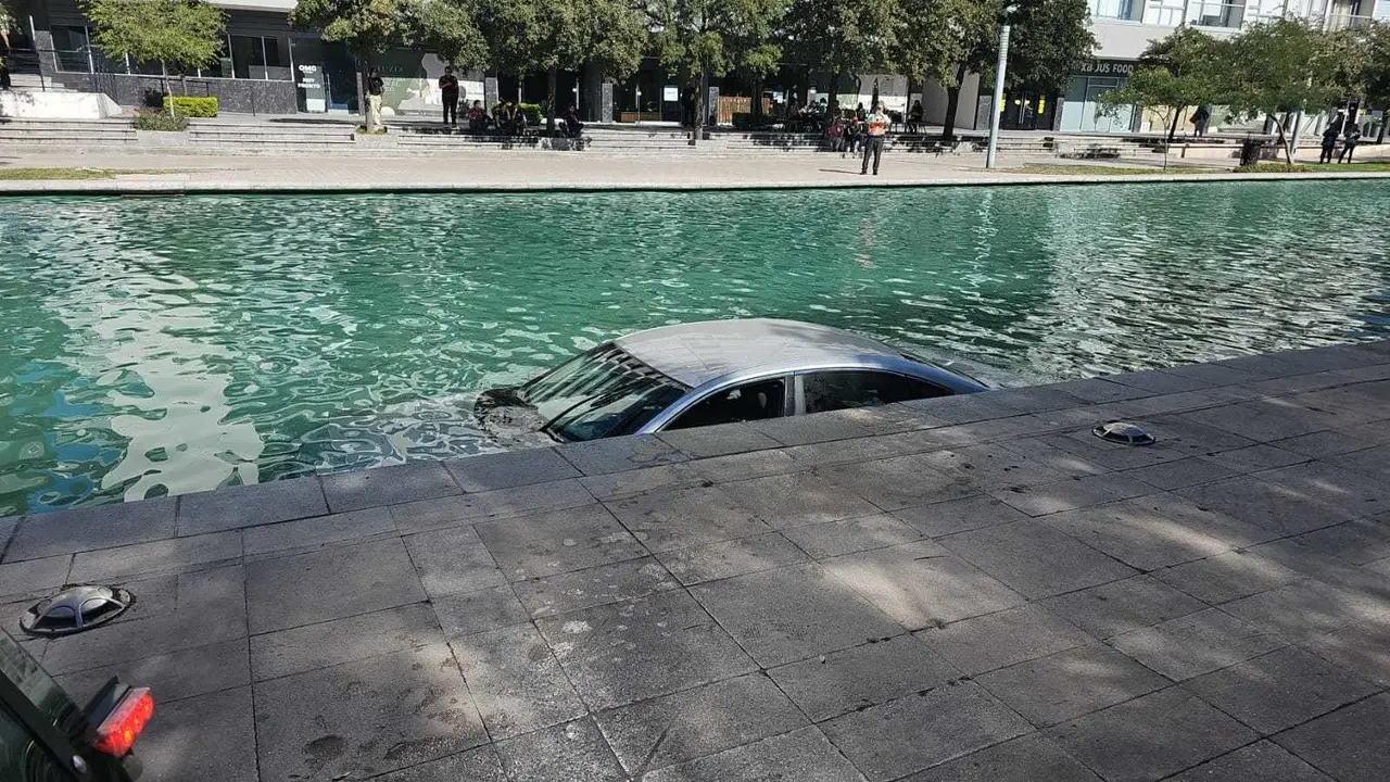 Vehículo sumergido en Paseo Santa Lucía. Foto: Protección Civil Nuevo León