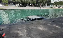 Así fue el momento que un hombre fue rescatado al caer con su vehículo al Paseo Santa Lucía (VIDEO) Así fue el momento que un hombre fue rescatado al caer con su vehículo al Paseo Santa Lucía (VIDEO)