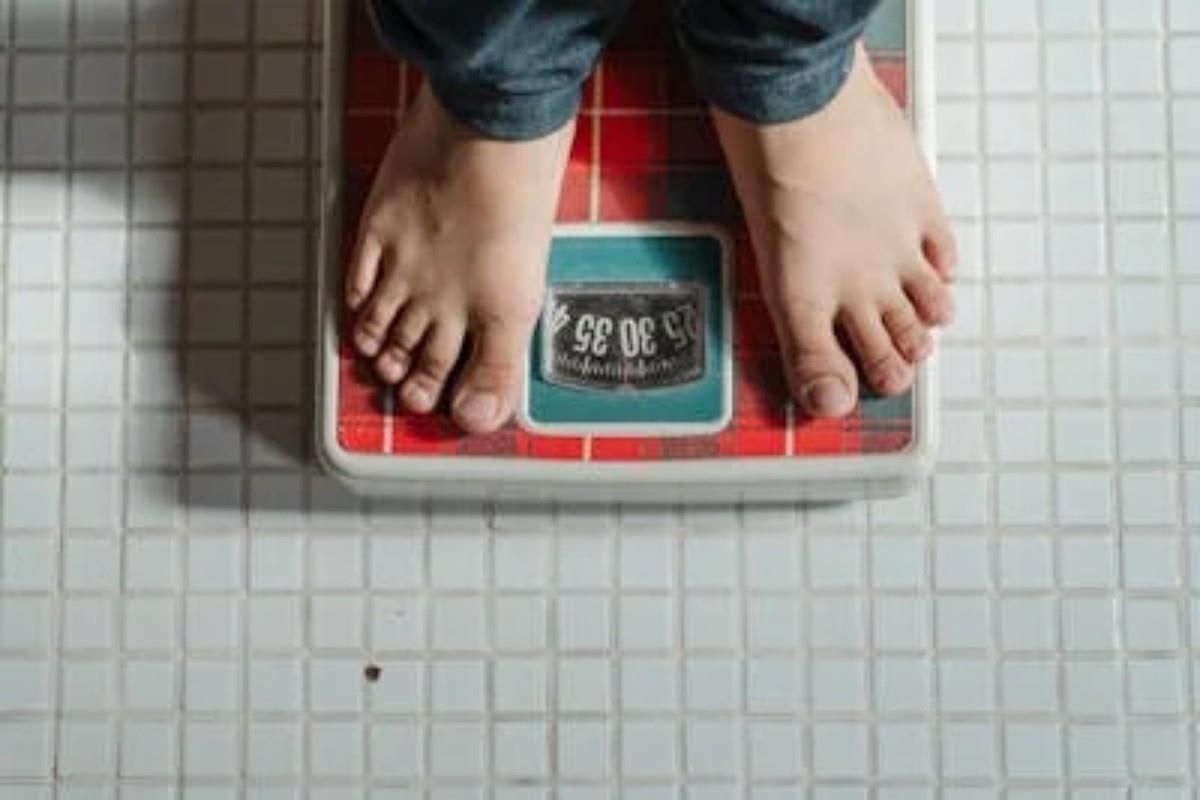 Hombre revisando su peso corporal Foto: Pexels