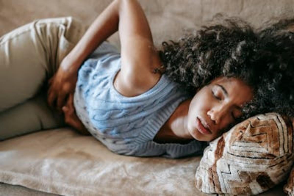 Mujer con dolor de estómago Foto: Pexels