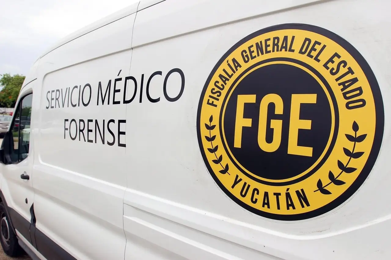 Personal de la fiscalía del área forense llegó al lugar para el levantamiento del cuerpo Foto: FGE/Ilustrativa