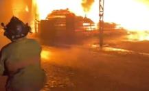 Pirotecnia provoca incendio en fábrica de Guadalupe (VIDEO)
