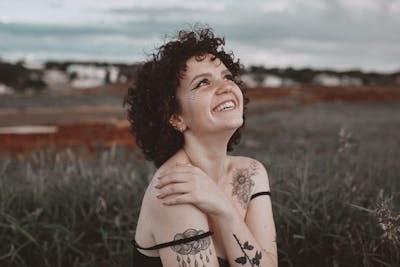 Mujer viendo al cielo con alegría Foto: Pexels