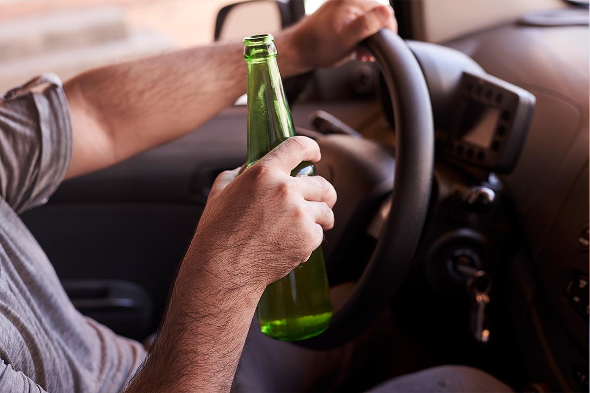 Casi 900 personas dieron positivo en alto consumo de alcohol en vísperas del 2025. Foto: Freepik.