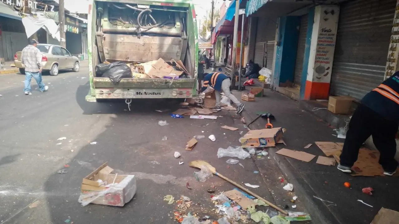 Basura en calles del centro de Monterrey. Foto: Armando Galicia