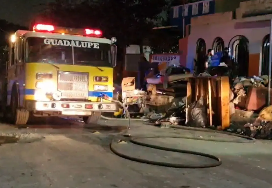 Bomberos de Guadalupe llevando a cabo labores de evacuación y sofocando las llamas. Foto: Protección Civil de Nuevo León.