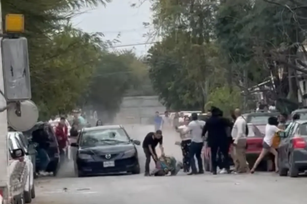 Pelea entre vecinos. Foto y video: Facebook Raza de la Crispín Treviño (Grupo Nuevo)