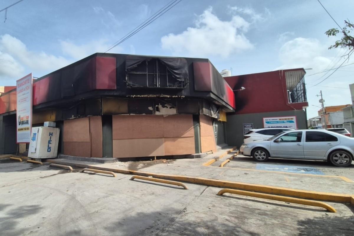 Tienda Oxxo después de los incendios Foto: Armando de la Rosa