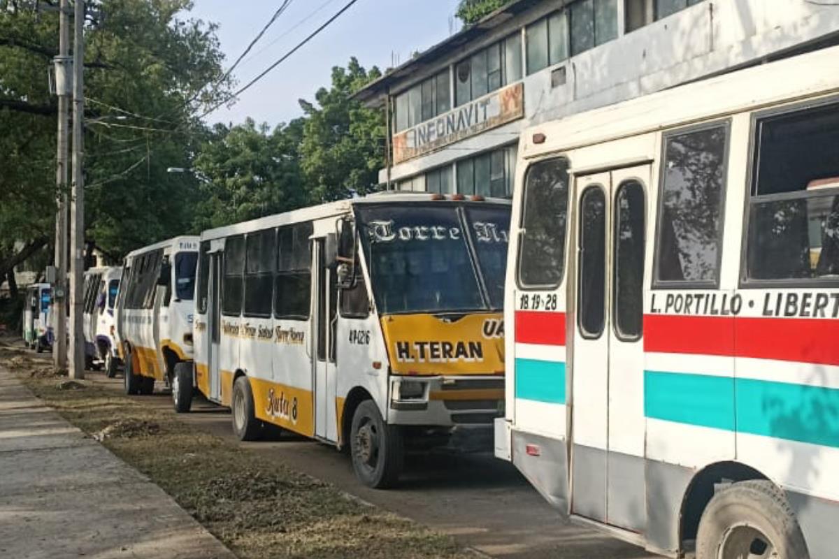 Unidades de transporte público paradas en el bulevar Praxedis Balboa de Victoria. Foto: Carlos García