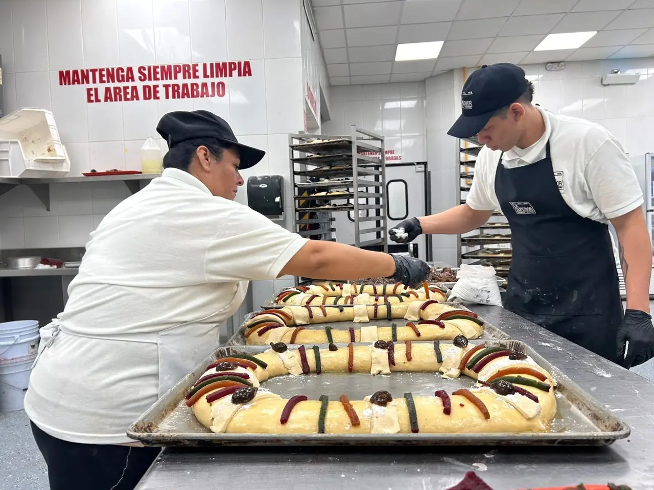 Uno de los momentos especiales para nosotros, más que los panaderos es ver desfilar las roscas al salir de los hornos, se ven brillosas y con un aroma deliciosas. Foto: POSTA.