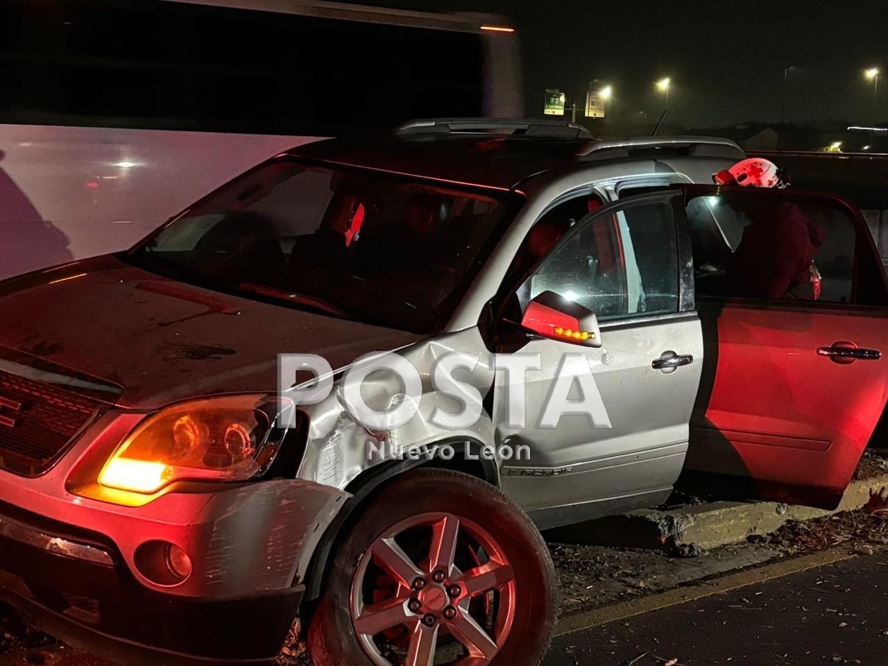 Daños en el vehículo tras el accidente vial contra la luminaria. Foto: POSTA MX.