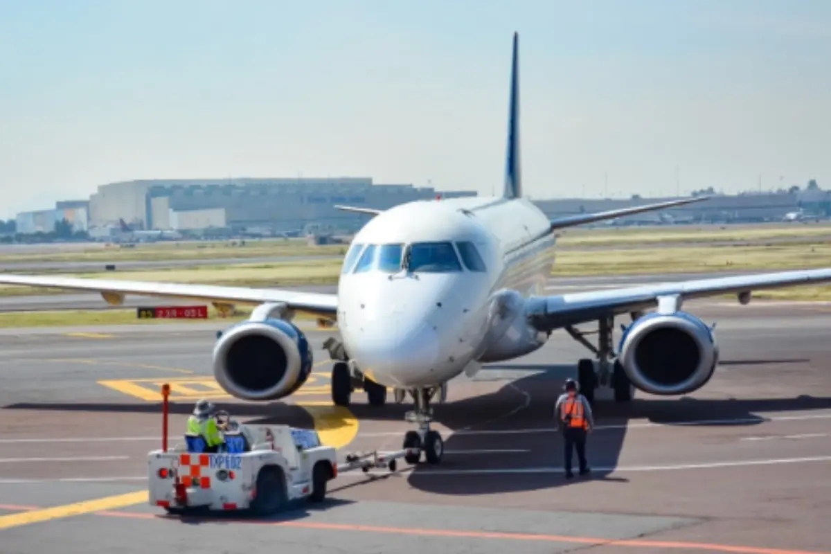 Avión en la Terminal 2 del AICM Foto: X(Twitter) @AICM_mx