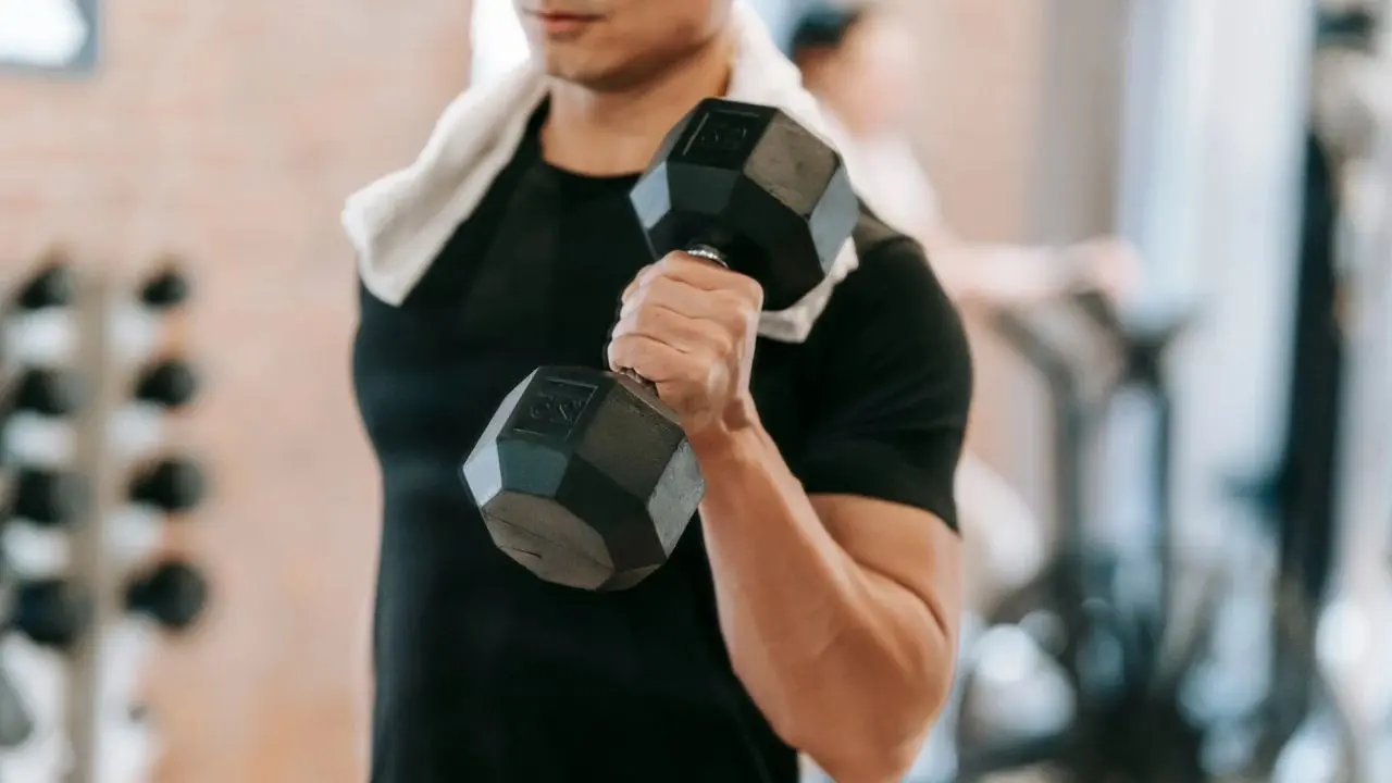 Inicia en el gimnasio con ejercicios básicos para construir fuerza. Foto: Canva.