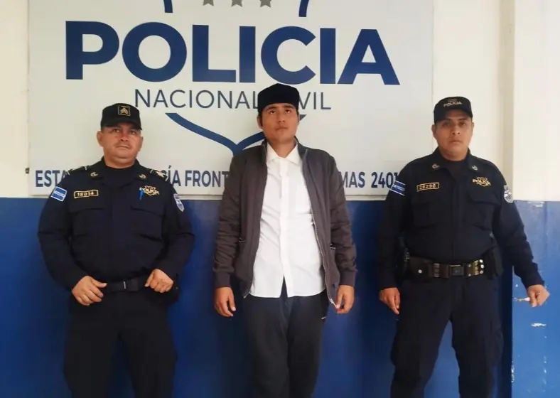 Jonathan Emmanuel Cardona Castillo, es un salvadoreño con orden de captura en Guatemala. Foto: X.