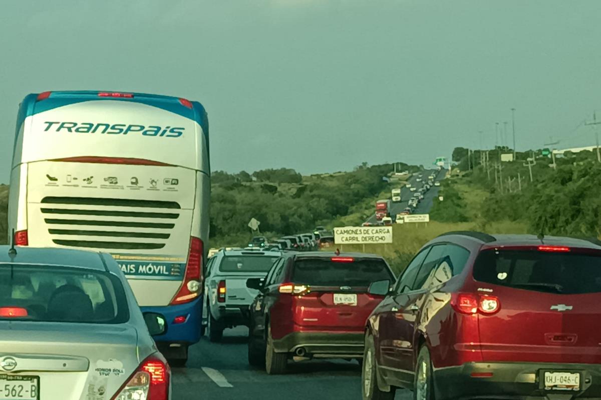 Las carreteras de Tamaulipas se encuentran abarrotadas por el regreso de paisanos y vacacionistas. Foto: Carlos García