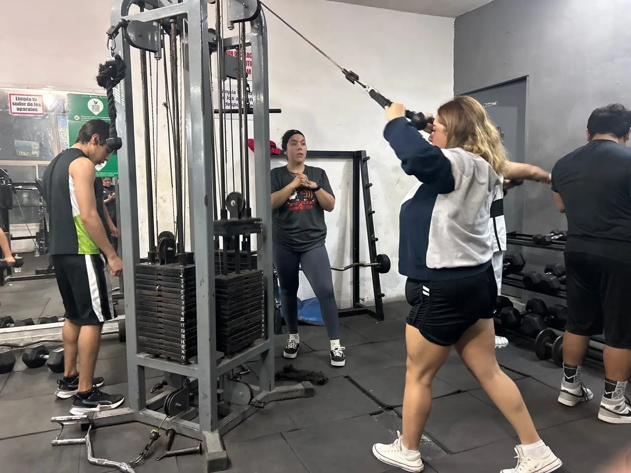 Personas en el gimnasio realizando ejercicios para estar en forma. Foto: Rosy Sandoval.