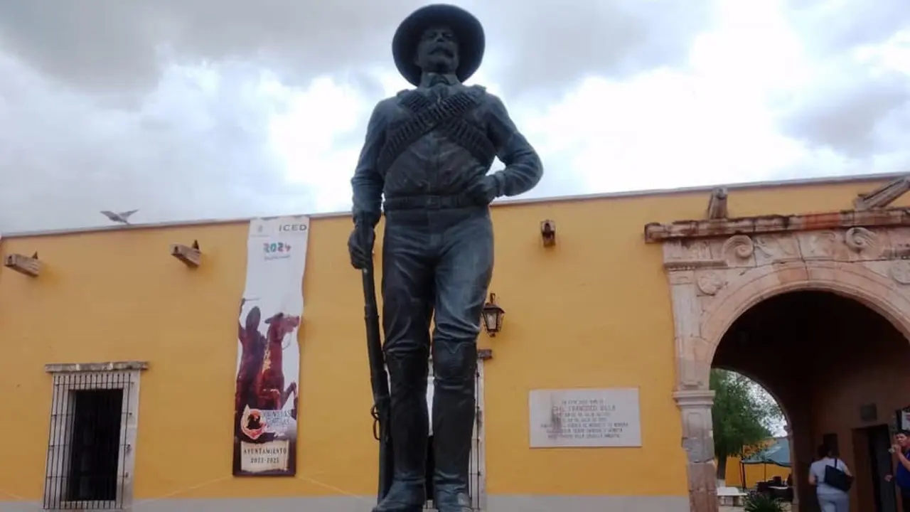 Estatua de Francisco Villa a la entrada de la ex Hacienda de Canutillo. Foto: Raúl Mora.