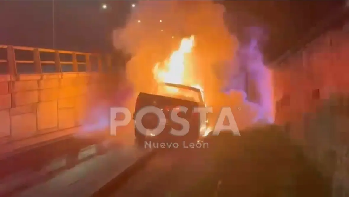 Vehículo en llamas tras el incendio en la Carretera Nacional. Foto: POSTA MX.