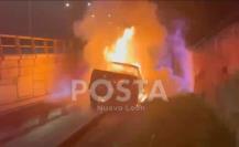 Camioneta se incendia en los límites de Monterrey y Santiago (VIDEO)