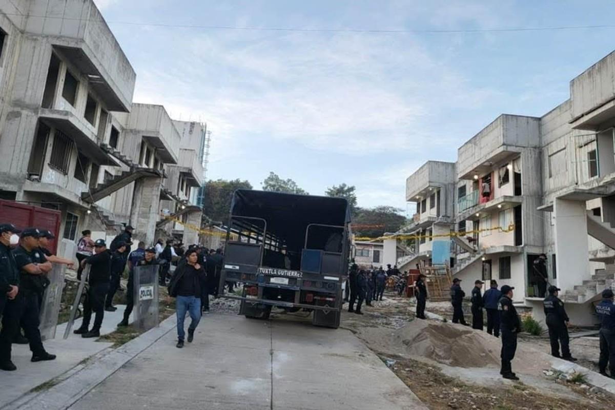 Policías desalojando viviendas en Tuxtla Gutiérrez Foto: X(Twitter) @FGEChiapas