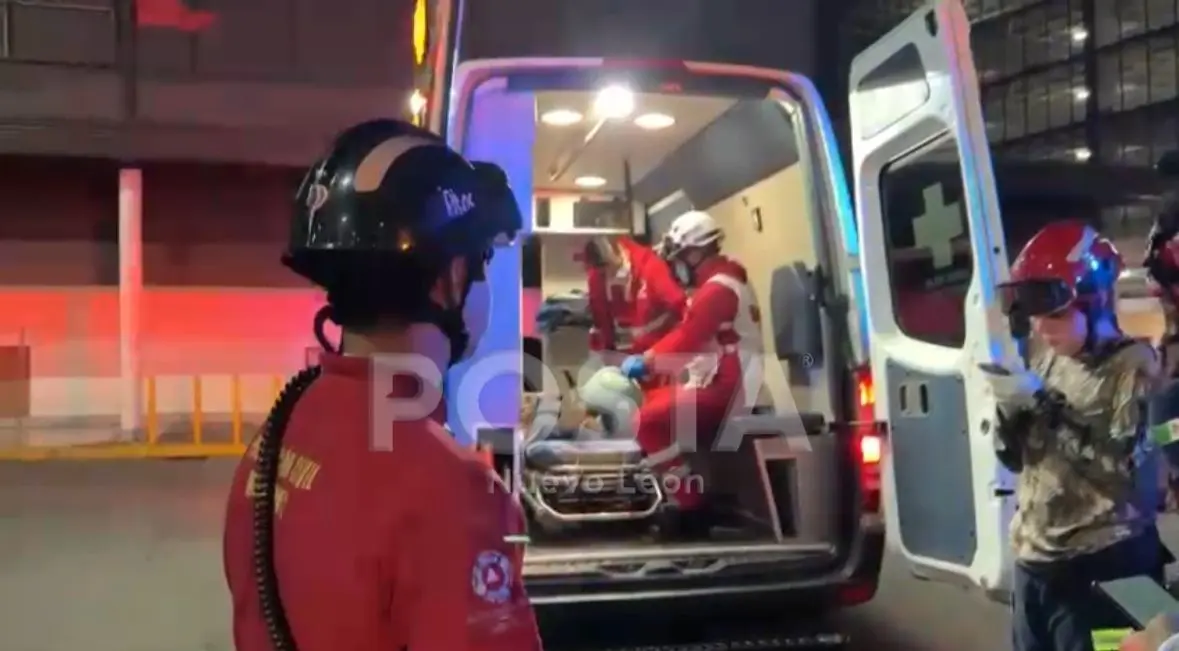 Paramédicos de la Cruz Roja atendiendo al herido que fue apuñalado. Foto: POSTA MX.