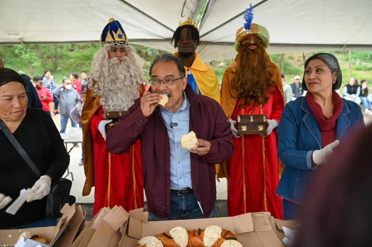 El Alcalde de Escobedo fomenta tradición con entrega de Rosca de Reyes. Foto: Gobierno de Escobedo.