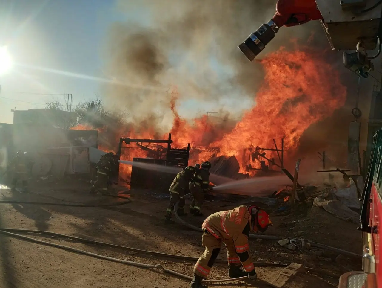 Corporaciones de seguridad, rescate y protección civil atendieron el siniestro, en tanto que DIF y Sebised ofrecieron también apoyo. Fotos: Dirección Municipal de Protección Civil y Bomberos Durango, en Facebook.