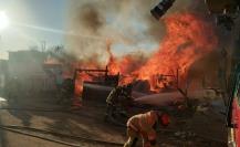 VIDEO: incendio destruye casas y lesiona a 2 personas en Durango