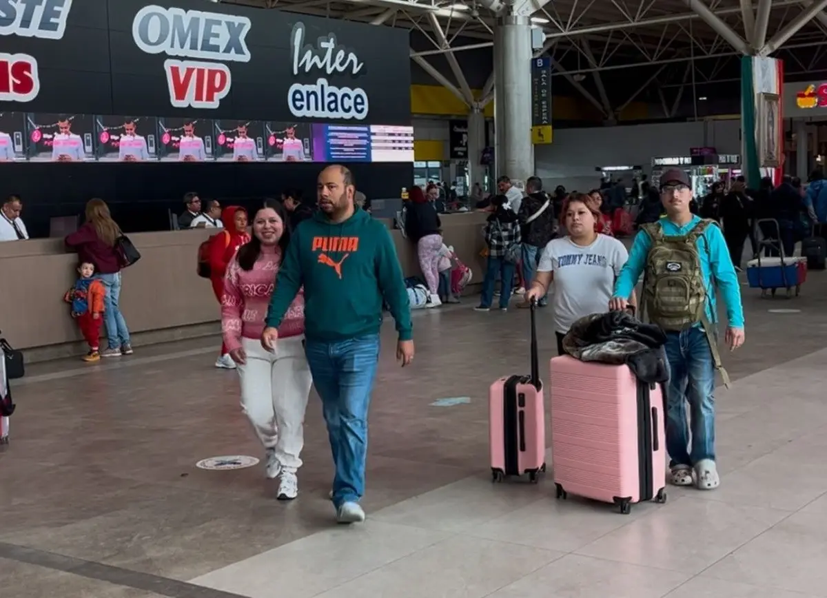 La Central de Autobuses de Monterrey tuvo un incremento en el flujo de pasajeros este fin de semana. Foto: Azael Valdés