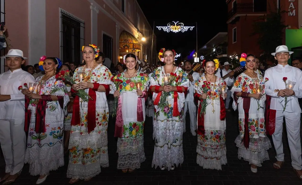 La Alcaldesa de Mérida, Cecilia Patrón Laviada, participo en la tradicional Alborada por el 483 aniversario de la fundación de Mérida.- Fuente Ayuntamiento de Mérida
