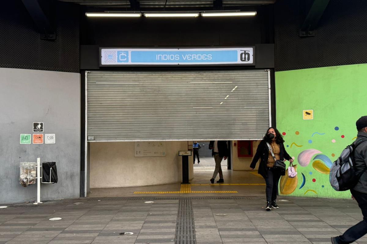 Personas saliendo de la estación Indios Verdes tras la suspensión del servicio del Cablebús Línea 1. Foto: Ramón Ramírez