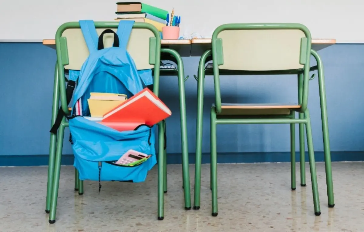 Alumnos de nivel básico se preparan para regresar a las aulas este 9 de enero, tras finalizar las vacaciones invernales. Foto: Creativeart / Freepik