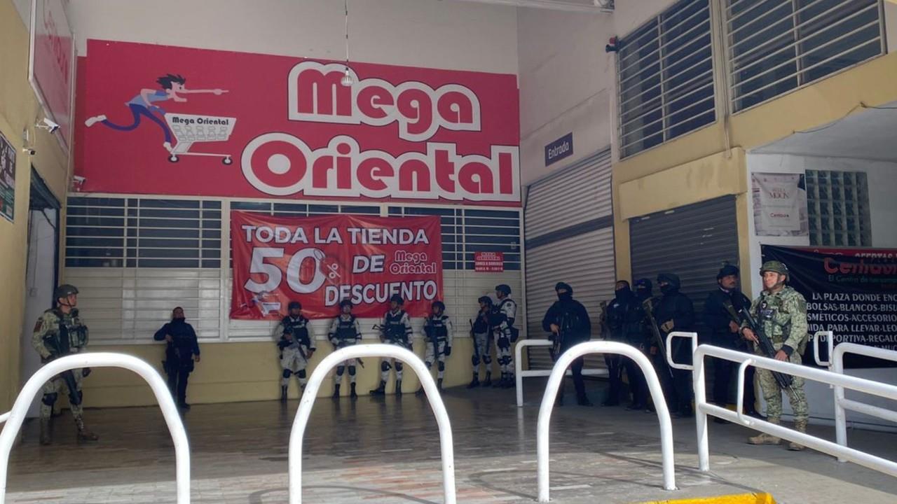 Elementos de seguridad resguardando Mega Oriental, supermercado asegurado en Operación Limpieza. Foto: Alejandro Ávila.