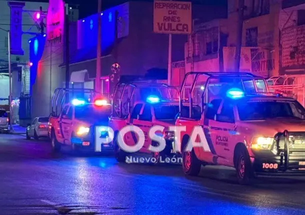 Patrullas de la policía de Monterrey en la zona donde ocurrió la balacera. Foto: POSTA MX.